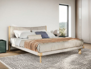 Mizu di Novamobili ha la struttura in legno (disponibile nelle finiture rovere chiaro, terra e carbone) e la testiera imbottita dalla forma lievemente arcuata. Disponibile in due dimensioni, con rivestimento in tessuto Iris 17 e struttura in finitura rovere chiaro, da L 169,3 x P 213 x H 98,5 cm costa 2.350 euro + Iva. www.novamobili.it