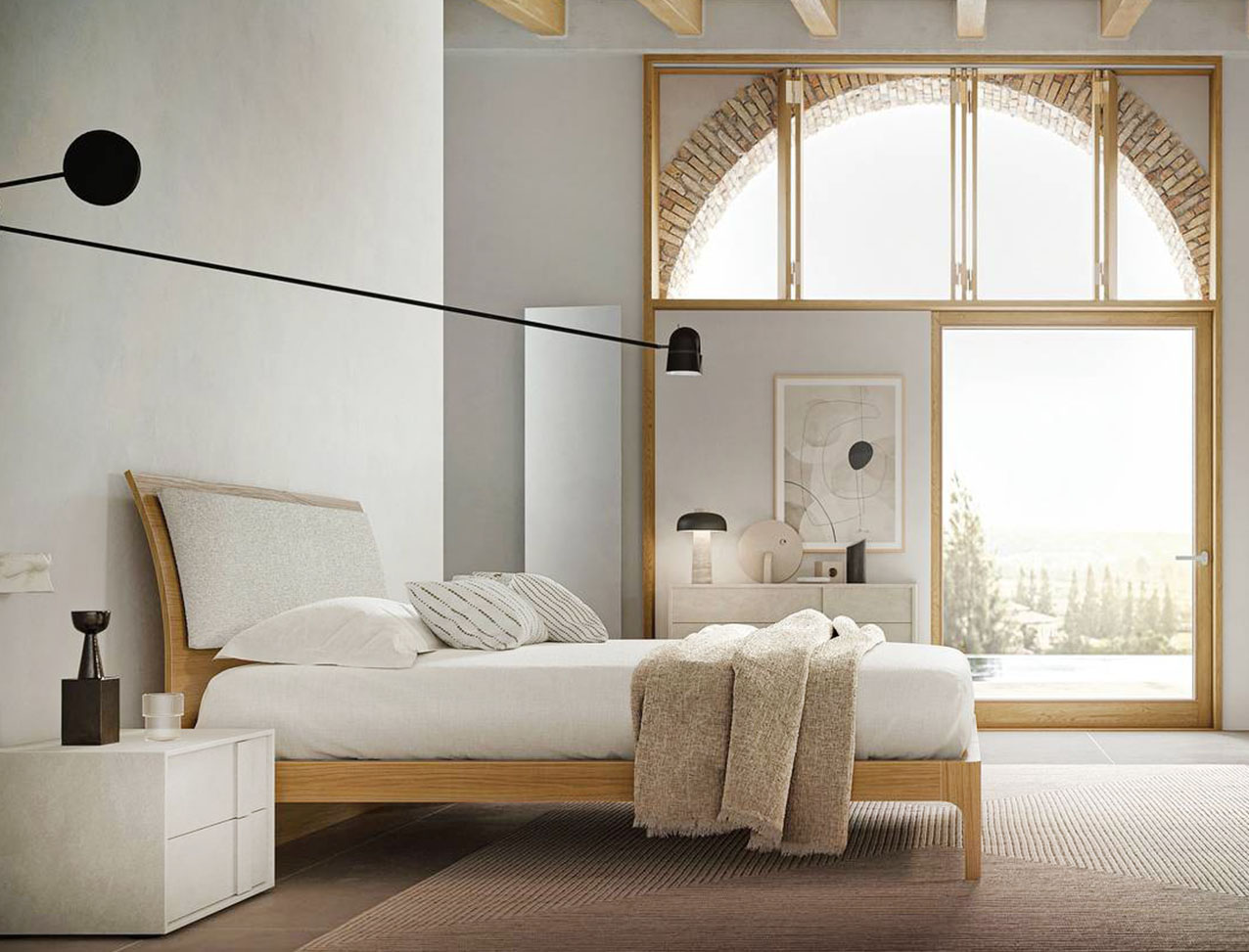 Il letto Parentesi
di Santalucia Mobili è disponibile anche con la testata rifinita con un pannello imbottito
e rivestito in tessuto o ecopelle e luci integrate. Misura L 173,3 x P 215,8 x H 105 cm e costa a partire da 1.404 euro.  santaluciamobili.it