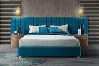 Storm Basso di Artigiana Letti ha la testiera formata da un elemento centrale imbottito affiancato da due pannelli laterali. Il letto è un sommier con box contenitore, disponibile in diverse varianti di tessuto e colore. Misura L 160 x P 190 x H 110 cm, la testiera è larga 180 cm (+ 2 pannelli da 60 cm l'uno). Costa a partire da 1.870 euro. www.artigianaletti.it
