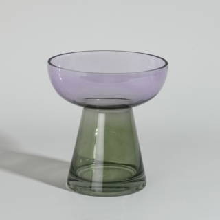 Lila è il vaso decorativo in vetro di Maisons du Monde, dal design elegante e ricercato e dalle sfumature viola e verdi pensate per valorizzare ogni bouquet di fiori freschi o secchi. Grazie alle sue sfumature, aggiunge un ulteriore tocco di colore ad ogni ambiente della casa, rendendo felici tutte le mamme che amano decorare la casa con colorati mazzi di fiori. Prezzo 19,99 euro. www.maisonsdumonde.com