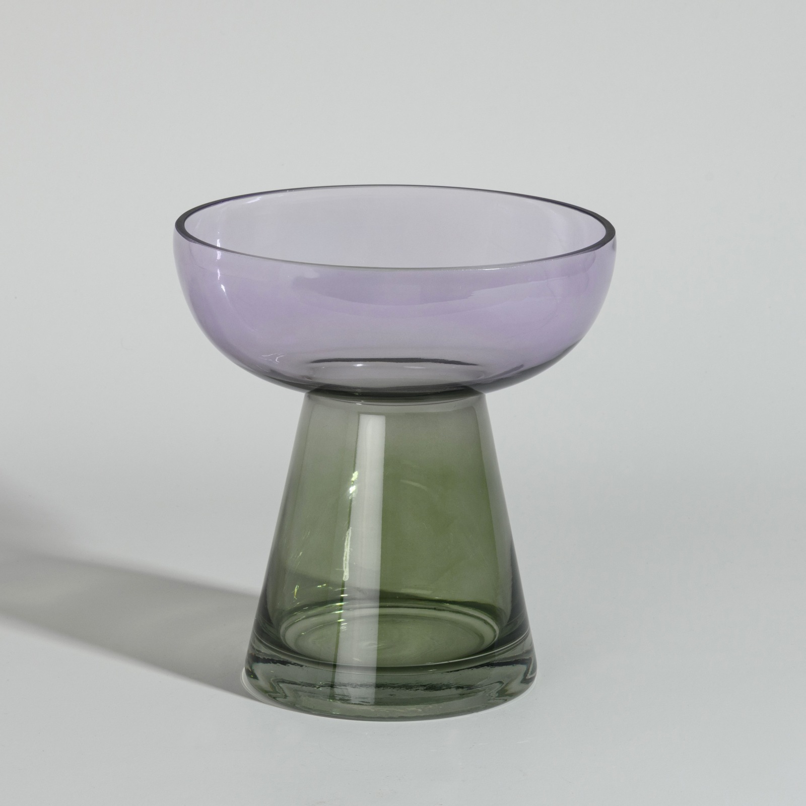 Lila è il vaso decorativo in vetro di Maisons du Monde, dal design elegante e ricercato e dalle sfumature viola e verdi pensate per valorizzare ogni bouquet di fiori freschi o secchi. Grazie alle sue sfumature, aggiunge un ulteriore tocco di colore ad ogni ambiente della casa, rendendo felici tutte le mamme che amano decorare la casa con colorati mazzi di fiori. Prezzo 19,99 euro. www.maisonsdumonde.com