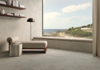Mystone Tivoli di Marazzi è un gres porcellanato che reinterpreta la pietra romana di Tivoli, dalla texture omogenea che, grazie alla tecnologia 3D Ink, ha un effetto materico ricco di dettagli. Oltre al Grigio o è in Bianco o Beige. A pavimento è nel formato 120 x 120 cm,. A parete la struttura Vesta 3D ha la superficie in rilievo; misura 60 x 120 cm. www.marazzi.it Mystone Tivoli di Marazzi è un gres porcellanato che reinterpreta la pietra romana di Tivoli, dalla texture omogenea che, grazie alla tecnologia 3D Ink, ha un effetto materico ricco di dettagli. Oltre al Grigio o è in Bianco o Beige. A pavimento è nel formato 120 x 120 cm,. A parete la struttura Vesta 3D ha la superficie in rilievo; misura 60 x 120 cm. www.marazzi.it