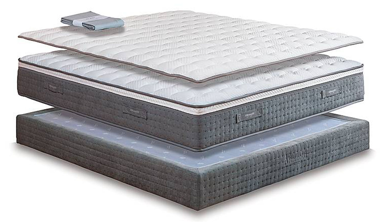 Bi-Moon di Altrenotti ha una struttura a molle insacchettate ad alto tenore di carbonio Private “elevated carbon coil” pocket spring. Da L 160 x P 190/195/200 x H 31 cm con in omaggio topper quattro stagioni cleverfoam effetto piuma, lenzuolo coordinato dedicato, in 100% cotone lavato in colore grigio, Air wash no stiro, e sconto del  50% costa da 3.250 a 1.625 euro. altrenotti.it