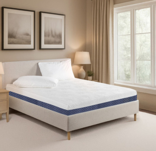 Il materasso Memory Hybrid 7 Plus è progettato per offrire un riposo profondo e un sostegno mirato grazie alla struttura multistrato con sistema di molleggio a 7 zone differenziate. La combinazione di memory foam ad alta densità, poliuretano espanso e 800 molle insacchettate indipendenti consente un supporto ergonomico che si adatta alle diverse parti del corpo, favorendo una corretta postura durante il sonno. È dotato di rivestimenti sfoderabili e lavabili, realizzati in tessuto jacquard, pensati per garantire praticità d’uso e igiene quotidiana. La produzione è interamente realizzata in Italia, con particolare attenzione alla qualità. Prezzo, con altezza 26 cm, Singolo (80x190) a partire da 409 euro; piazza e mezza (120x190) prezzo a partire da 599 euro e matrimoniale (160x190) da 749 euro. Confezionato arrotolati e sottovuoto per facilitarne il trasporto, è in vendita sul sito www.caleffionline.it e in tutti i rivenditori multimarca Caleffi.