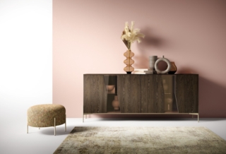 La madia KM310 di Moretti Compact combina nobilitato Argilla e Rovere Fiammato in un equilibrio materico caldo e contemporaneo. Le ante con inserti in vetro bronzo creano un raffinato gioco geometrico, mentre i piedini in alluminio finitura Champagne alleggeriscono la composizione. Misure: L 220,8 × P 51,2 × H 92,8 cm. https://moretticompact.it/