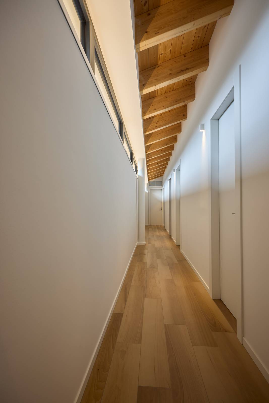 A terra, pavimento in gres effetto legno Life Oak di Cesar A terra, pavimento in gres effetto legno Life Oak di Cesar