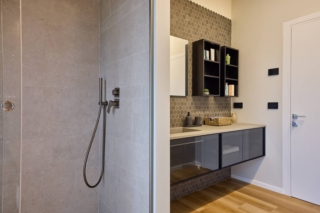 Bagno con rubinetti di Rubinetterie Treemme e mobili bagno GB GROUP. Piastrelle mosaico esagonale Silver Grain Mosaico Esagonetta Mix di Italgraniti. Bagno con rubinetti di Rubinetterie Treemme e mobili bagno GB GROUP. Piastrelle mosaico esagonale Silver Grain Mosaico Esagonetta Mix di Italgraniti.