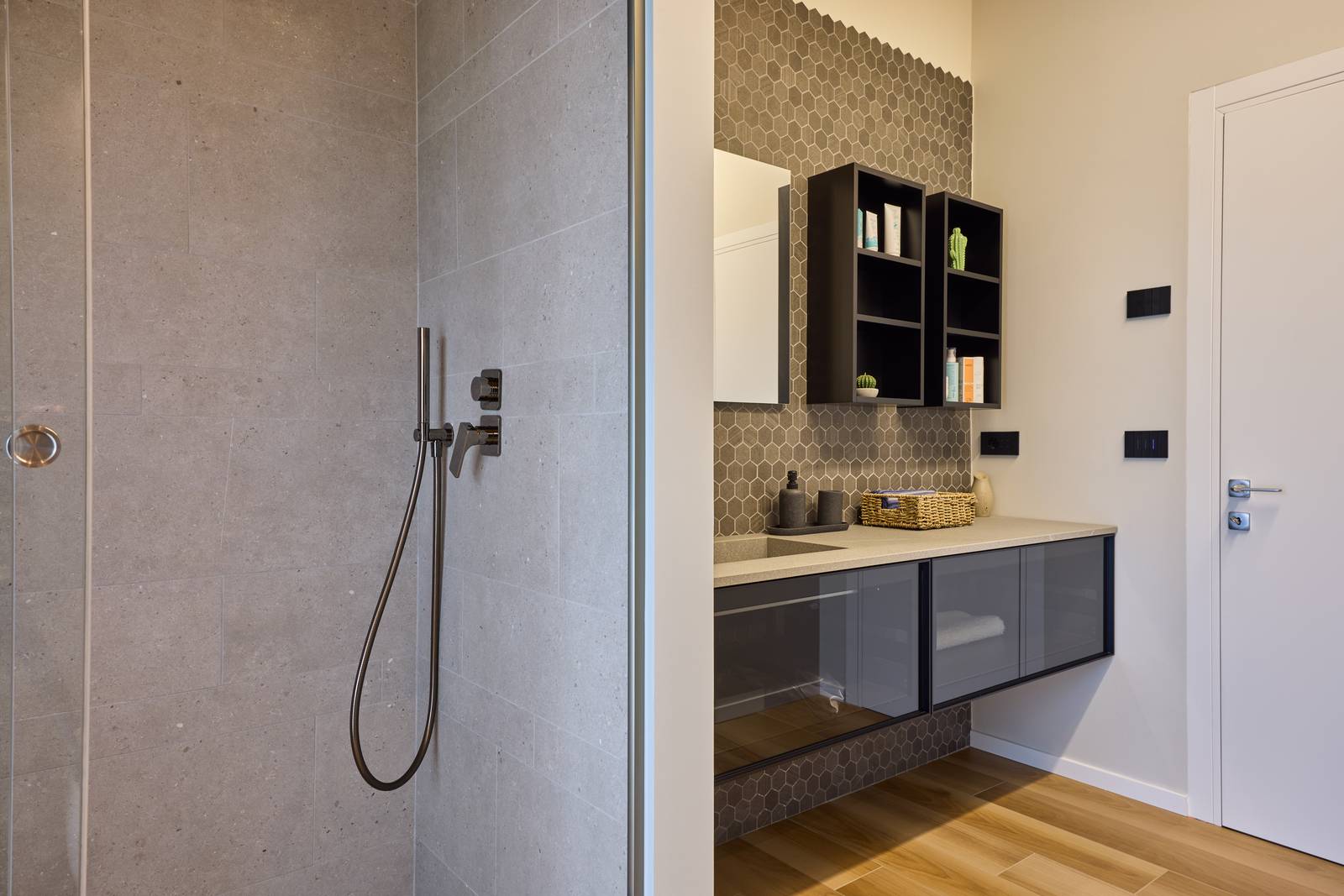 Bagno con rubinetti di Rubinetterie Treemme e mobili bagno GB GROUP. Piastrelle mosaico esagonale Silver Grain Mosaico Esagonetta Mix di Italgraniti. Bagno con rubinetti di Rubinetterie Treemme e mobili bagno GB GROUP. Piastrelle mosaico esagonale Silver Grain Mosaico Esagonetta Mix di Italgraniti.