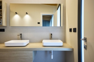 Bagno con due lavabi con rubinetti di Rubinetterie Treemme e mobili bagno GB GROUP. Le placche nere degli interruttori dell'impianto elettrico sono di BTICINO serie LIVINGNOW. Bagno con due lavabi con rubinetti di Rubinetterie Treemme e mobili bagno GB GROUP. Le placche nere degli interruttori dell'impianto elettrico sono di BTICINO serie LIVINGNOW.