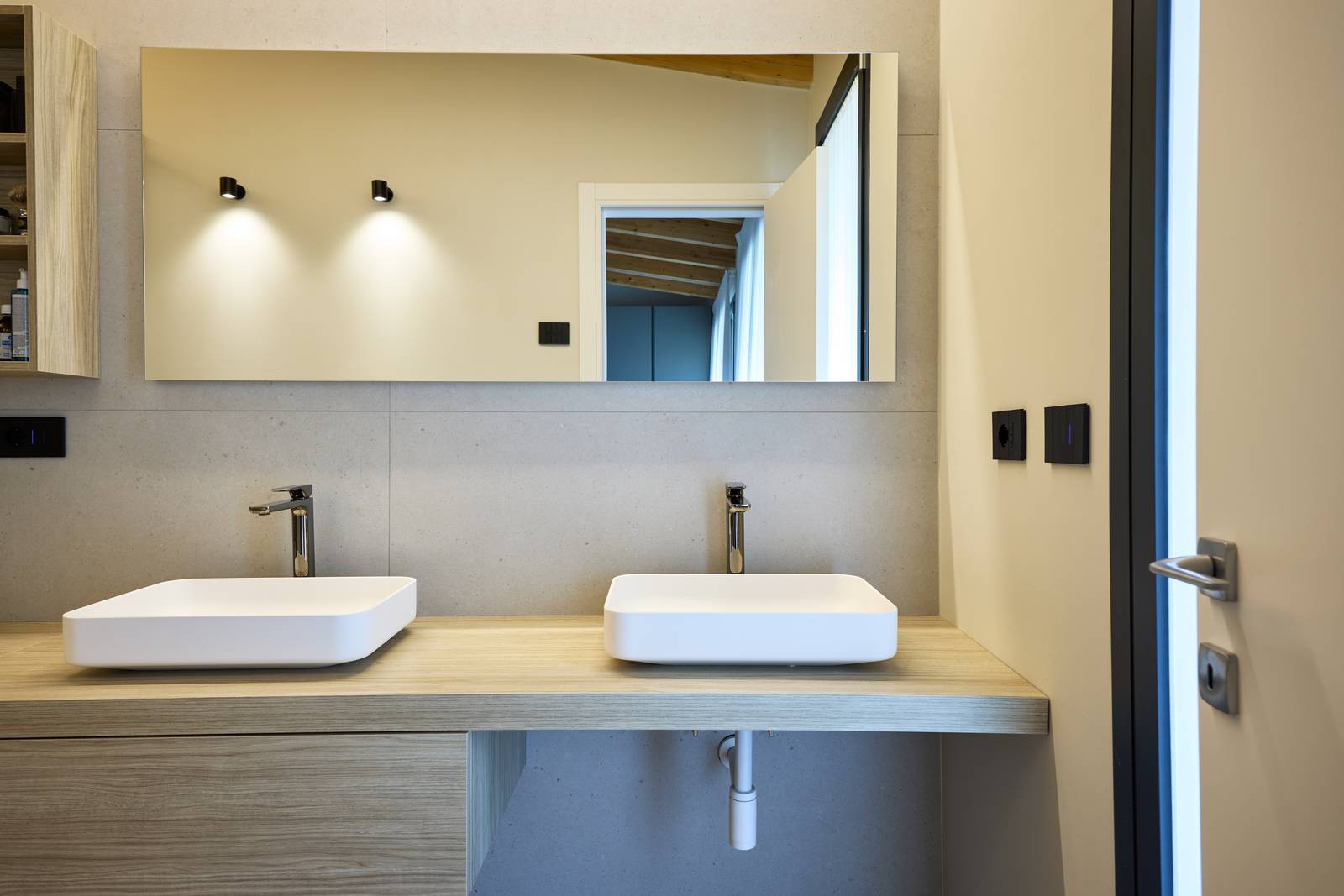 Bagno con due lavabi con rubinetti di Rubinetterie Treemme e mobili bagno GB GROUP. Le placche nere degli interruttori dell'impianto elettrico sono di BTICINO serie LIVINGNOW. Bagno con due lavabi con rubinetti di Rubinetterie Treemme e mobili bagno GB GROUP. Le placche nere degli interruttori dell'impianto elettrico sono di BTICINO serie LIVINGNOW.
