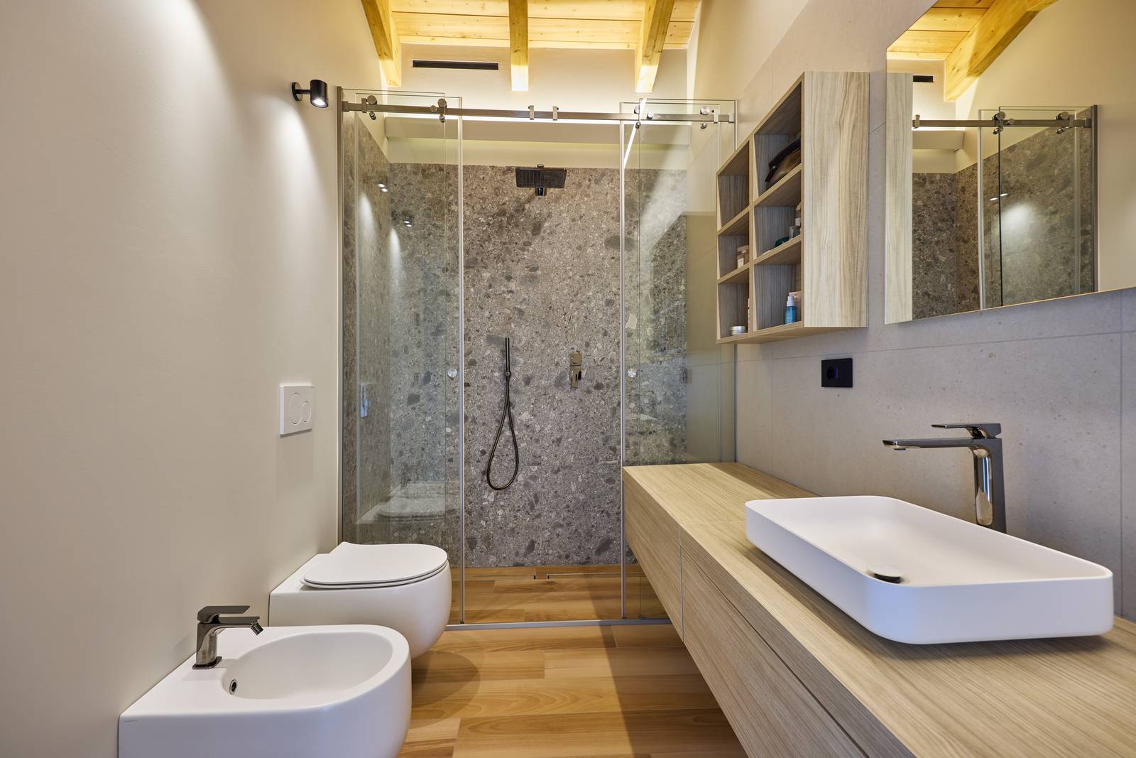 Bagno con doccia in nicchia, lavabo da appoggio su un mobile sospeso in legno di GB GROUP e con rubinetti di Rubinetterie Treemme. I sanitari sono della serie Flo sospesa di Kerasan. Rivestimento a parete nella doccia Ceppo Di Gre - Grey da 60x120 cm. Bagno con doccia in nicchia, lavabo da appoggio su un mobile sospeso in legno di GB GROUP e con rubinetti di Rubinetterie Treemme. I sanitari sono della serie Flo sospesa di Kerasan. Rivestimento a parete nella doccia Ceppo Di Gre - Grey da 60x120 cm.
