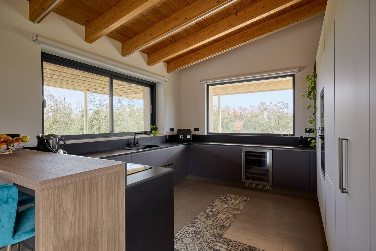 Cucina di Veneta Cucine. Infissi modello Panorama 5Star Invisible in alluminio di QFORT Cucina di Veneta Cucine. Infissi modello Panorama 5Star Invisible in alluminio di QFORT