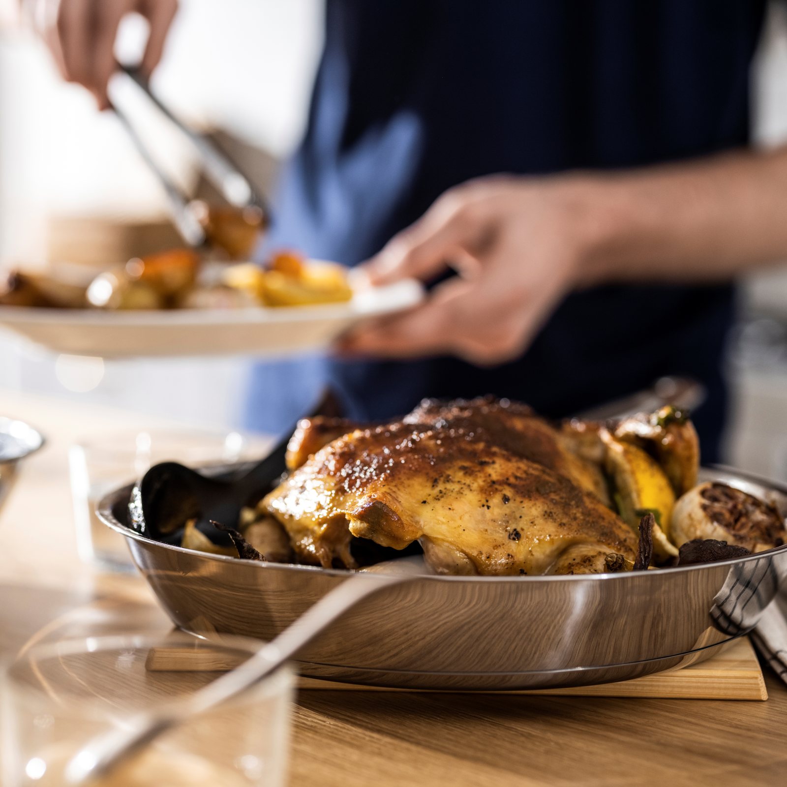 La padella con rivestimento metallizzato Ikea 365+ ha un rivestimento interno che garantisce una distribuzione del calore su tutta la superficie della padella, rendendo la cottura uniforme. È adatta anche all'uso in forno grazie alla sua composizione in acciaio inossidabile e alluminio. Prezzo 19,95 euro.