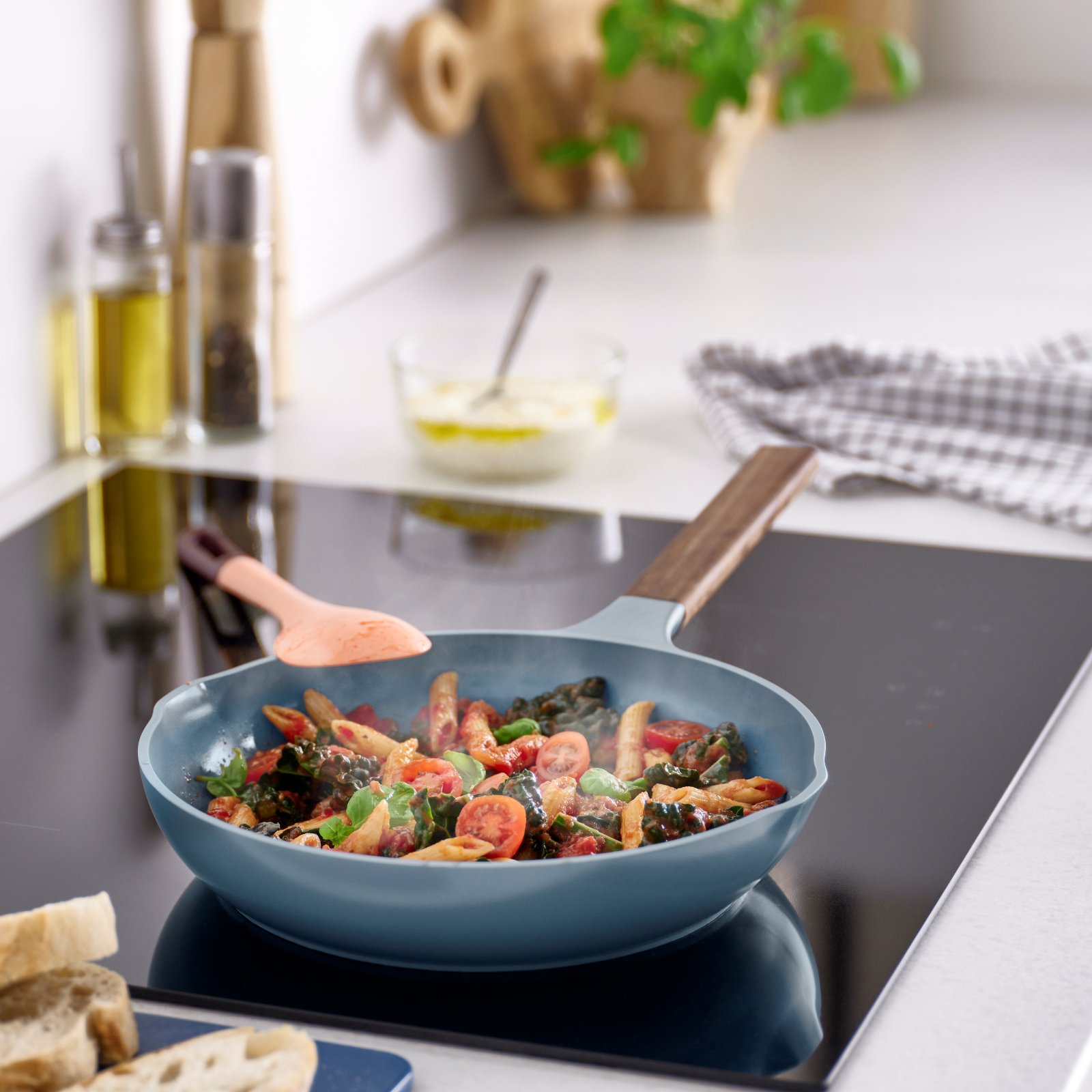 La padella con rivestimento antiaderente in Sol-Gel Klippfisk è un utensile da cucina moderno, pensato per una cottura sana e semplice. Il suo rivestimento antiaderente in Sol-Gel permette di cucina usando pochissimo o nessun grasso. I suoi beccucci con colini integrati permettono di scolari i liquidi direttamente dalla padella, mentre il disco in acciaio inox rende questo utensile compatibile anche con il piano a induzione. Prezzo 29,95 euro.