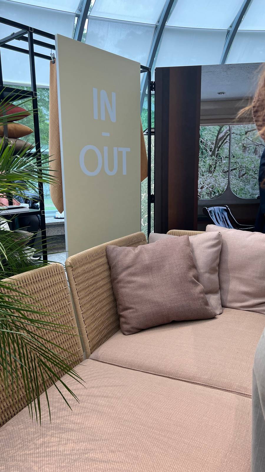 Arredi della collezione Balestro 24 di Living Divani (design Piero Lissoni) con tessuti in&out di Tempotest.