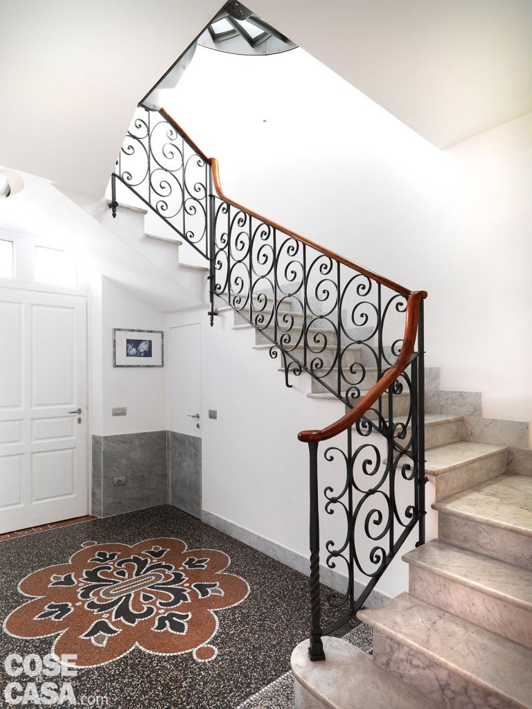 Ingresso con pavimento in seminato e scala marmo casa anni trenta. Progetto: architetto Vincenzo Ariu e Sabrina Vallino, https://www.ariuvallino.com - Foto: Adriano Pecchio