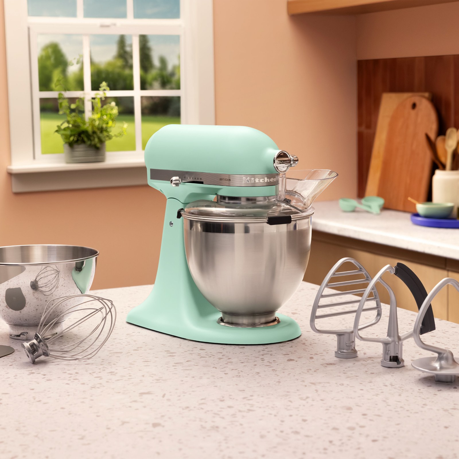 L'iconica planetaria Artisan di KitchenAid è un regalo ideale per la mamma che ama non solo cucinare, ma anche arricchire la cucina con elettrodomestici che uniscono stile e funzionalità. Questa planetaria per il 2026 si veste del nuovo Colore dell'Anno Spearmint, una tonalità verde menta fresca rigenerante e calmante arricchita da una finitura sabbiata e testurizzata. Prezzo: 869 euro. www.kitchenaid.it