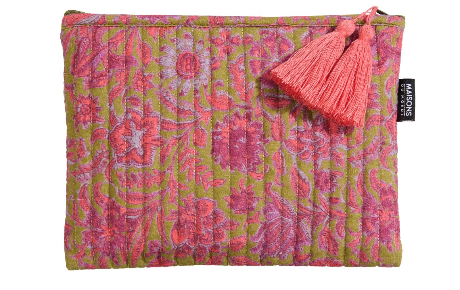 La pochette multicolore Bazar Indien di Maisons du Monde è un tocco di allegria da portare sempre con sé. Realizzata in morbido cotone con una fantasia floreale vivace e i colori brillanti, è un accessorio funzionale per le mamme sempre indaffarate: è compatta ma capiente, leggera e con una chiusura sicura. Non solo per organizzare al meglio la borsa: si può usare anche come dettaglio di stile, magari abbinata ad un look estivo fresco. Prezzo 14,99 euro. www.maisonsdumonde.com