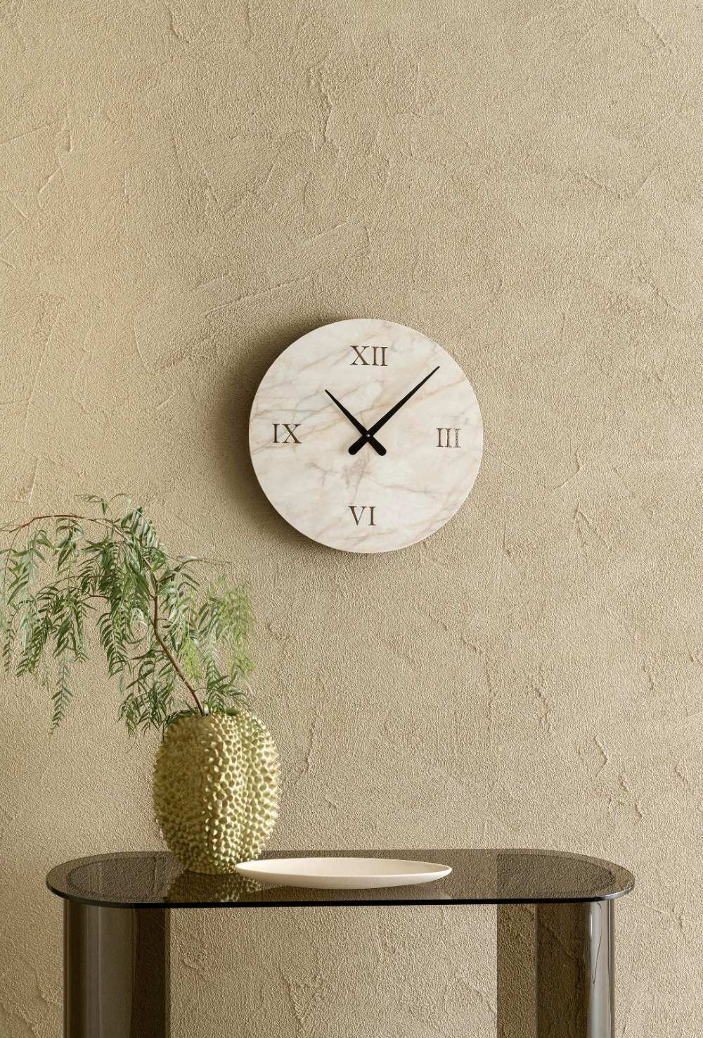 Portorotondo Round di Riflessi è il regalo perfetto per la mamma che ama circondarsi di dettagli raffinati e oggetti dal carattere decorativo. Con il suo ampio diametro da 50 cm, i numeri romani incisi e le eleganti lancette nere, questo orologio diventa un vero elemento d’arredo, capace di valorizzare qualsiasi ambiente della casa. Disponibile nelle versioni Round e Square, può essere scelto nelle finiture ceramica Macchia Vecchia opaco o Travertino opaco, con illuminazione Led opzionale per un effetto ancora più scenografico. Prezzo 647 euro. www.riflessi.it Portorotondo Round di Riflessi è il regalo perfetto per la mamma che ama circondarsi di dettagli raffinati e oggetti dal carattere decorativo. Con il suo ampio diametro da 50 cm, i numeri romani incisi e le eleganti lancette nere, questo orologio diventa un vero elemento d’arredo, capace di valorizzare qualsiasi ambiente della casa. Disponibile nelle versioni Round e Square, può essere scelto nelle finiture ceramica Macchia Vecchia opaco o Travertino opaco, con illuminazione Led opzionale per un effetto ancora più scenografico. Prezzo 647 euro. www.riflessi.it