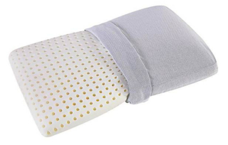 Modern 3D di Magniflex, disponibile nelle varianti soffice e medio, è in Memoform con lavorazione Airyform al centro che garantisce sostegno e comfort su misura. Il lato in tessuto morbido offre igiene e protezione, la fascia 3D perimetrale muove costantemente l’aria per un riposo più sano. Si lava in lavatrice. Misura L 72 x P 42 x H 12 cm e su qvc.it costa 66,90 euro. www.magniflex.com