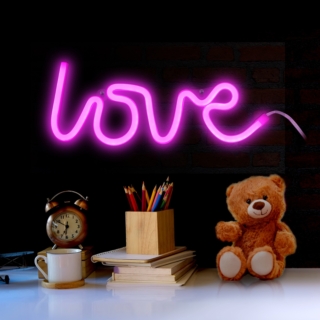 La scritta al neon rosa “Love” LED contribuisce a creare in casa un'atmosfera pop e romantica allo stesso tempo. Realizzato con una striscia neon LED a lunga durata, montata su un alloggiamento che può essere appeso anche a parete tramite apposite viti di montaggio in dotazione, il prodotto viene fornito con un cavo di alimentazione trasparente da 2 metri, un box batteria e un alimentatore Usb con una spina. Prezzo 14,99 euro. www.leroymerlin.it