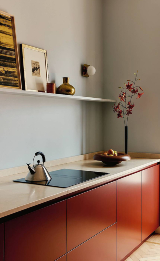 Il sistema Kerakoll Colors di Kerakoll è un progetto completo per la decorazione degli interni. Le ante sono finite con Microresina KK 6066 e le pareti con Decor KK 2036, mentre battiscopa e infissi sono trattati con Microresina KK 1330. Prezzo da rivenditore. www.kerakoll.com