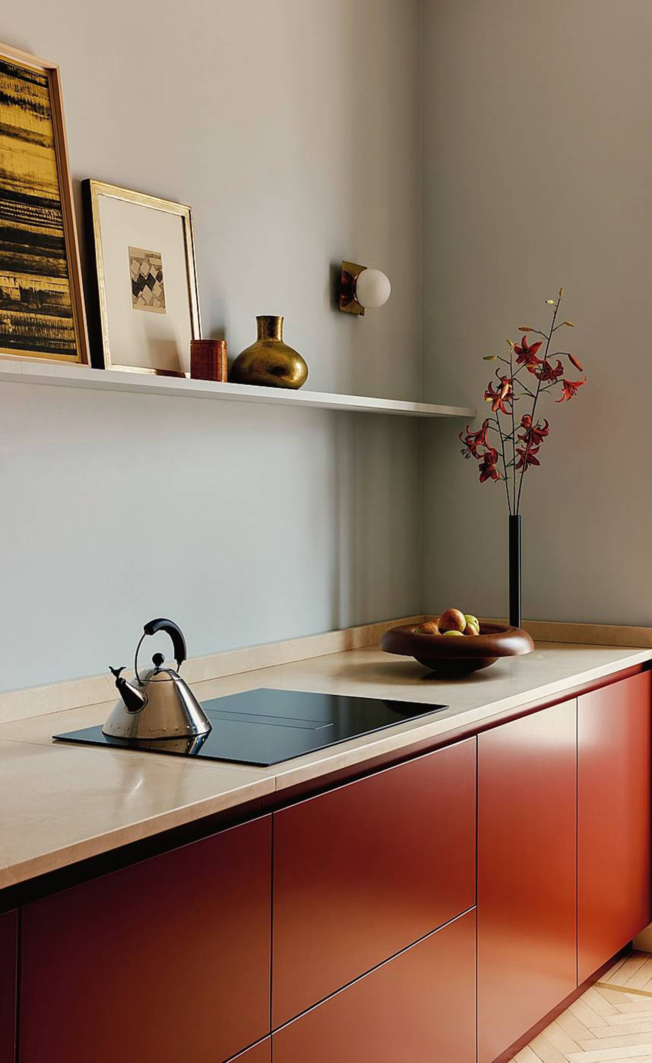 Il sistema Kerakoll Colors di Kerakoll è un progetto completo per la decorazione degli interni. Le ante sono finite con Microresina KK 6066 e le pareti con Decor KK 2036, mentre battiscopa e infissi sono trattati con Microresina KK 1330. Prezzo da rivenditore. www.kerakoll.com