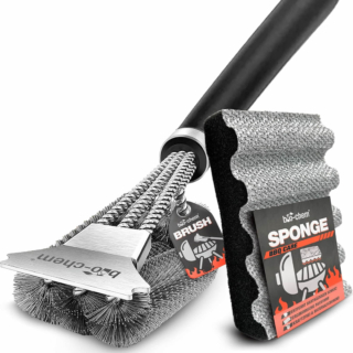 Set di pulizia per barbecue con raschietto. La forma della spazzola è adatta per le griglie. Prezzo: 19,90 euro su amazon.it