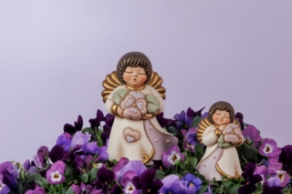 La viola del pensiero, simbolo di rinascita, accompagna il messaggio d'amore per la mamma firmato da Thun: un angelo che abbraccia proprio questo fiore per parlare di un affetto profondo e duraturo e di un pensiero eterno. Prezzo: 39,90 euro angelo piccolo; 76,90 euro angelo medio. www.thun.com