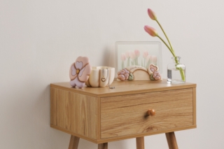 Il portagioie di Thun è il dono perfetto per la Festa della Mamma, dedicato alle mamme che amano custodire piccoli tesori e arricchire il proprio look con gioielli originali. Il portagioie in ceramica è impreziosito con il simbolo della viola del pensiero, fiore che racconto di un amore dolce, profondo e duraturo. Prezzo 49,90 euro. www.thun.com