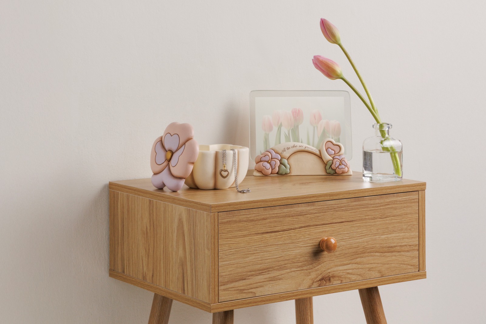 Il portagioie di Thun è il dono perfetto per la Festa della Mamma, dedicato alle mamme che amano custodire piccoli tesori e arricchire il proprio look con gioielli originali. Il portagioie in ceramica è impreziosito con il simbolo della viola del pensiero, fiore che racconto di un amore dolce, profondo e duraturo. Prezzo 49,90 euro. www.thun.com