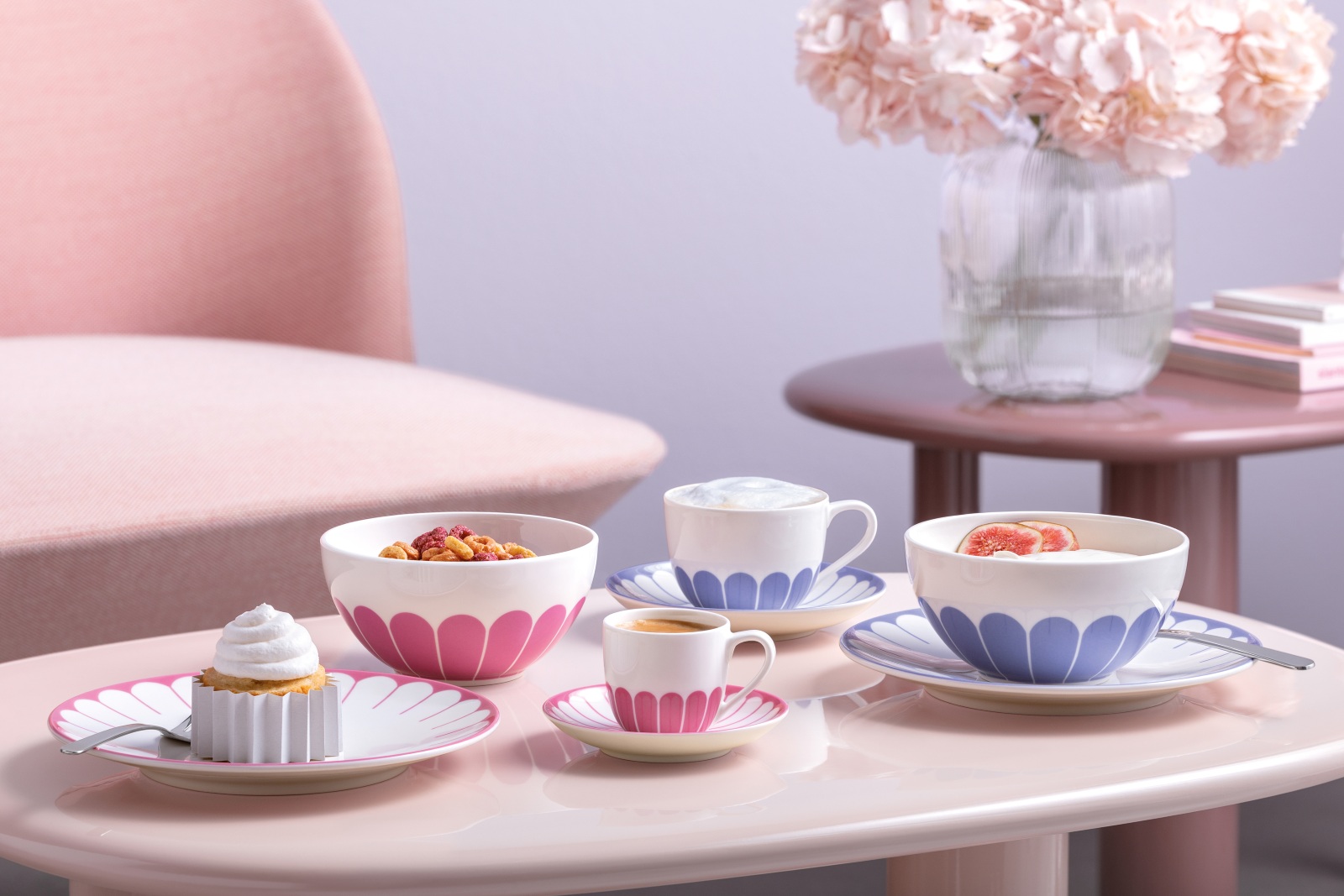 Fleur di Villeroy & Boch è una collezione che riempie la tavola di colore e personalità, trasformando una semplice mise en place in un bouquet fiorito. La linea rende ancora più piacevoli i momenti condivisi a tavola con la propria mamma; è disponibile in diverse colorazioni, con motivi che fondono tratti grafici e astratti per creare atmosfere pop e attuali che uniscono freschezza e vivacità.
La linea Fleur ha pensato anche alle mamme appassionate di fiori e pianto con vasi dalle forme morbide e dai colori vivaci. www.villeroy-boch.it