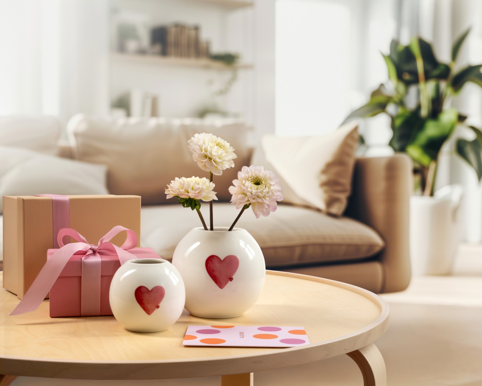 Per le mamme più romantiche e sognatrici, Villeroy e Boch ha pensato ad una selezione di prodotti della linea With Love, caratterizzata da disegni che raffigurano un piccolo angelo custode e l'intramontabile cuore, simbolo di amore e di affetto. Tutti gli elementi sono in porcellana Premium bianca decorata con motivi ad acquerello. Prezzo del vaso: 11,90 euro. www.villeroy-boch.it