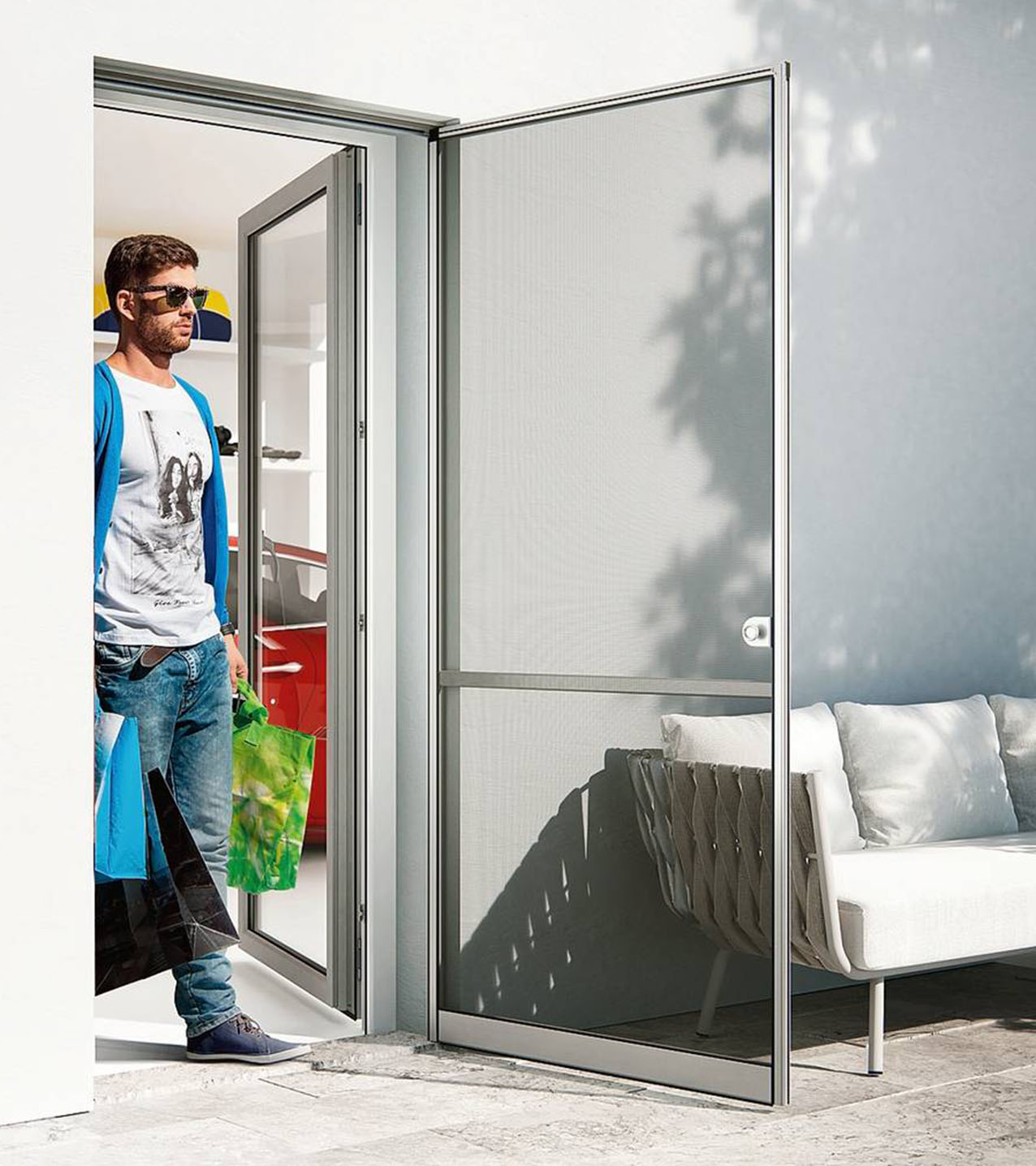 Araknis di Genius ha l’anta a battente. Si possono realizzare configurazioni da una a 4 ante, apribili sia verso l’esterno sia verso l’interno. La rete è in fibra di vetro grigia, disponibile anche in alluminio. Ingombro telaio 3,6 cm. Con un’anta misura da L 50-100 x H 50-300 cm. Da 2 mq costa da 390 euro. www.geniusgroup.it
