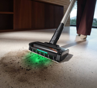Con un’aspirazione fino a 225 AW, un motore che raggiunge i 140.000 giri/min, un sistema di filtrazione a 5 stadi e un braccio robotico capace di adattarsi automaticamente a bordi e angoli, G70 Complete di Mova è fornito con una dotazione molto ricca di accessori. La doppia spazzola a rullo multi-superficie cattura le polveri sottili e i residui più grandi su pavimenti di diverso tipo con una sola passata, grazie sia alla tecnologia OptiInsight™, che proietta una luce per individuare anche le particelle nascoste, e sia alle strisce in gomma anti-groviglio, disposte lungo il rullo principale per impedire l'accumulo di capelli. Prezzo 299 euro. www.mova.tech
