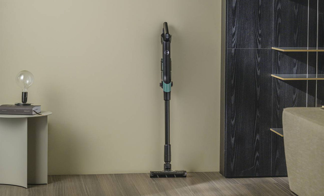 Grazie alla tecnologia Ultra Compact X3TM che comprime lo sporco raccolto, nel contenitore dell’aspirapolvere HF2 di Hoover la capacità arriva fino quasi a 1 litro. L’aspirapolvere pesa 2,1 kg e ha spazzola dotata della tecnologia ANTI-TWISTTM che riduce la formazione di grovigli di peli e capelli raccolti. Regolabile su tre livelli di potenza, ha spazzola motorizzata dotata di 2 luci LED integrate per rilevare meglio lo sporco anche nelle aree più buie. Prezzo 199 euro. www.hoover.it