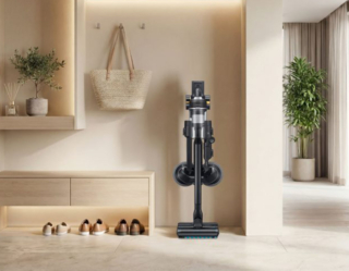 Jet 95S di Samsung ha funzioni automatiche per rendere ancora più semplice e fluido il processo di pulizia. Con la modalità Smart Motion Cleaning, si mette automaticamente in stand-by quando viene appoggiata a terra o contro una parete; se viene sollevata o spostata entro un minuto, riprende immediatamente a funzionare, altrimenti si spegne automaticamente. Con la funzione Smart Boost invece, si regola automaticamente in base alla superficie, aumentando la forza aspirante su tappeti e moquette. Ha potenza fino a 280 W in modalità JET, mentre la batteria offre fino a 120 minuti di autonomia. Prezzo: 849,00 euro. www.samsung.com