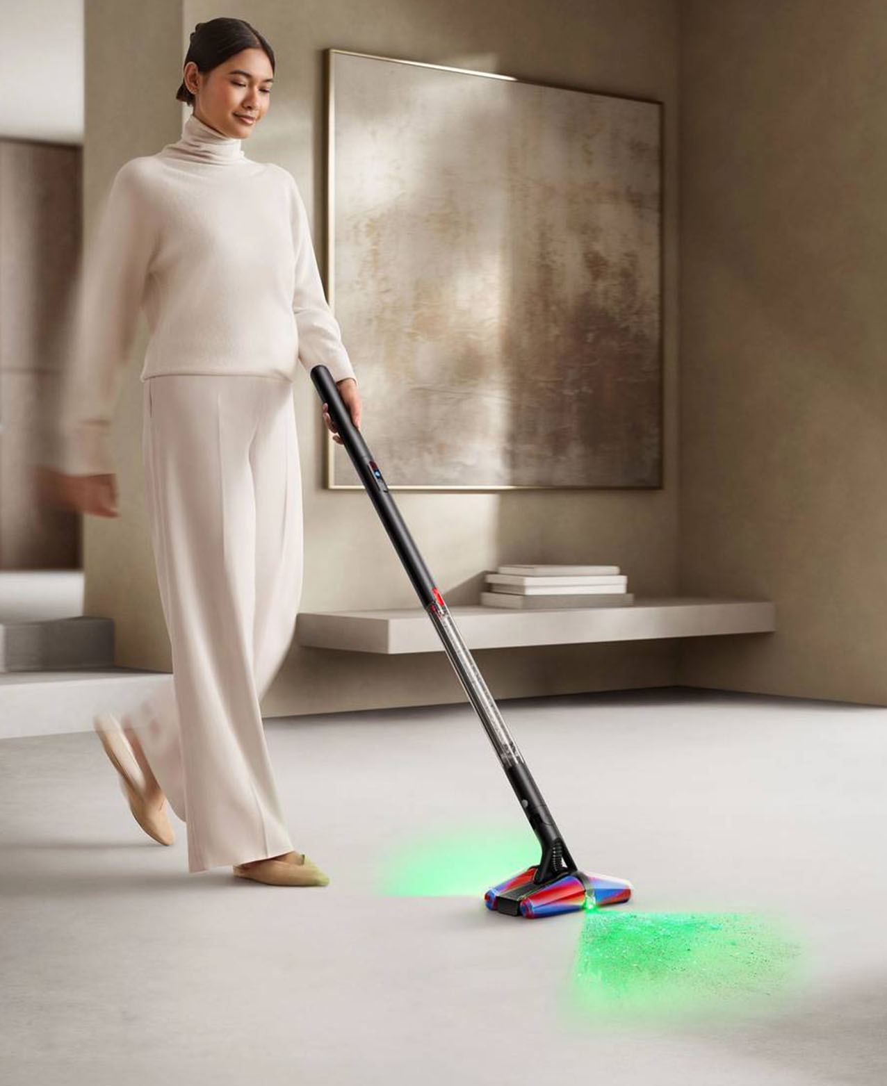 Con un peso di soli 1,8 kg e un diametro di 38 mm, Dyson PencilVacTM con spazzola conica doppia, è in grado di pulire perfettamente anche i bordi. La spazzola in nylon FluffyconesTM con quattro coni morbidi districa anche i capelli lunghi dal rullo durante la pulizia evitando di doverli tagliare o strappare. Il motore ruota fino a 140.000 giri/minuto e la batteria avanzata a quattro celle agli ioni di litio offre un’aspirazione con autonomia fino a 30 minuti senza cali. Il nuovo sistema di filtraggio separa efficacemente polvere e detriti dal flusso d'aria senza causare l'intasamento dei filtri o il calo delle prestazioni di pulizia. Prezzo 499 euro. www.dyson.it
