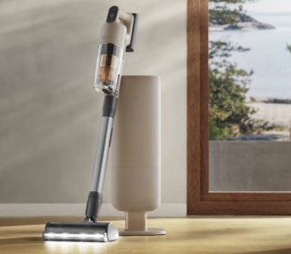 Il motore brushless con tecnologia Inverter regola automaticamente la potenza nel modello Cleaner 900 di Electrolux, ottimizzando l’aspirazione in ogni situazione. Ha tecnologia Multiple Cyclone che mantiene costanti le prestazioni nel tempo, e spazzola AllFloor Power che garantisce risultati uniformi su tutte le superfici, con LED a 360° per individuare anche lo sporco meno visibile. I sensori intelligenti adattano la potenza in modo automatico e il display LCD consente di monitorare facilmente autonomia e impostazioni. Il sistema di filtrazione HEPA a 6 stadi cattura fino al 99,99% delle particelle, per un ambiente domestico più salubre. Prezzo in via di definizione. www.electrolux.it