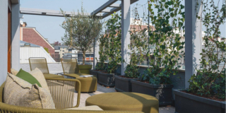 Una casa con soggiorno e zona pranzo (anche) a cielo aperto