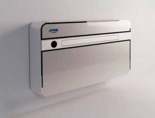 iSTYLE di Tekno Point è un climatizzatore ultrasottile di classe energetica A con compressore on-off ad alta efficienza che combina bassa rumorosità e prestazioni di riscaldamento eccellenti. Con uno spessore di soli 16 cm e un livello di rumorosità di 35 dB(A) in modalità riscaldamento, ha un design elegante caratterizzato da un frontale in vetro temperato e da filtri plissettati in acciaio inox. Ventilatore tangenziale in alluminio per una maggiore efficienza. Con controllo integrato, ha una potenza di 7.000 BTU/h e utilizza gas refrigerante R32. Misura L 100 x P 16 x H 55 cm. Prezzo da rivenditore. www.teknopoint.com iSTYLE di Tekno Point è un climatizzatore ultrasottile di classe energetica A con compressore on-off ad alta efficienza che combina bassa rumorosità e prestazioni di riscaldamento eccellenti. Con uno spessore di soli 16 cm e un livello di rumorosità di 35 dB(A) in modalità riscaldamento, ha un design elegante caratterizzato da un frontale in vetro temperato e da filtri plissettati in acciaio inox. Ventilatore tangenziale in alluminio per una maggiore efficienza. Con controllo integrato, ha una potenza di 7.000 BTU/h e utilizza gas refrigerante R32. Misura L 100 x P 16 x H 55 cm. Prezzo da rivenditore. www.teknopoint.com