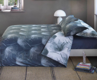 Il completo copripiumino matrimoniale Abstract Flower di Mirabello Carrara è realizzato raso di puro cotone che lo rende morbido e piacevole al tatto. Il decoro astratto nelle sfumature del blu lo rende elegante. Prezzo a partire da 307 euro. www.mirabellocarrara.it Il completo copripiumino matrimoniale Abstract Flower di Mirabello Carrara è realizzato raso di puro cotone che lo rende morbido e piacevole al tatto. Il decoro astratto nelle sfumature del blu lo rende elegante. Prezzo a partire da 307 euro. www.mirabellocarrara.it