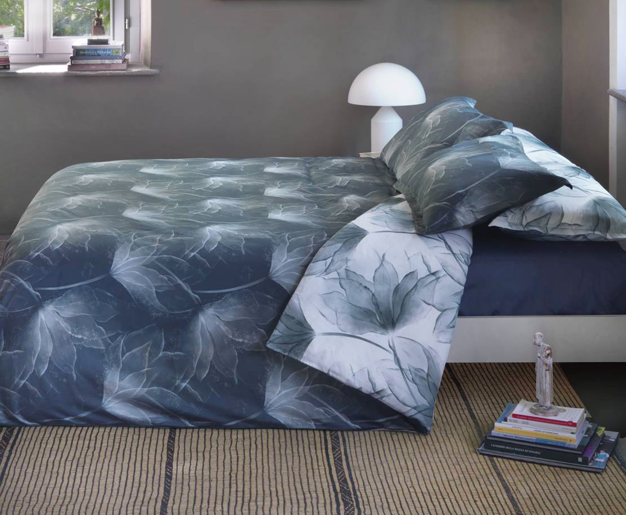 Il completo copripiumino matrimoniale Abstract Flower di Mirabello Carrara è realizzato raso di puro cotone che lo rende morbido e piacevole al tatto. Il decoro astratto nelle sfumature del blu lo rende elegante. Prezzo a partire da 307 euro. www.mirabellocarrara.it Il completo copripiumino matrimoniale Abstract Flower di Mirabello Carrara è realizzato raso di puro cotone che lo rende morbido e piacevole al tatto. Il decoro astratto nelle sfumature del blu lo rende elegante. Prezzo a partire da 307 euro. www.mirabellocarrara.it