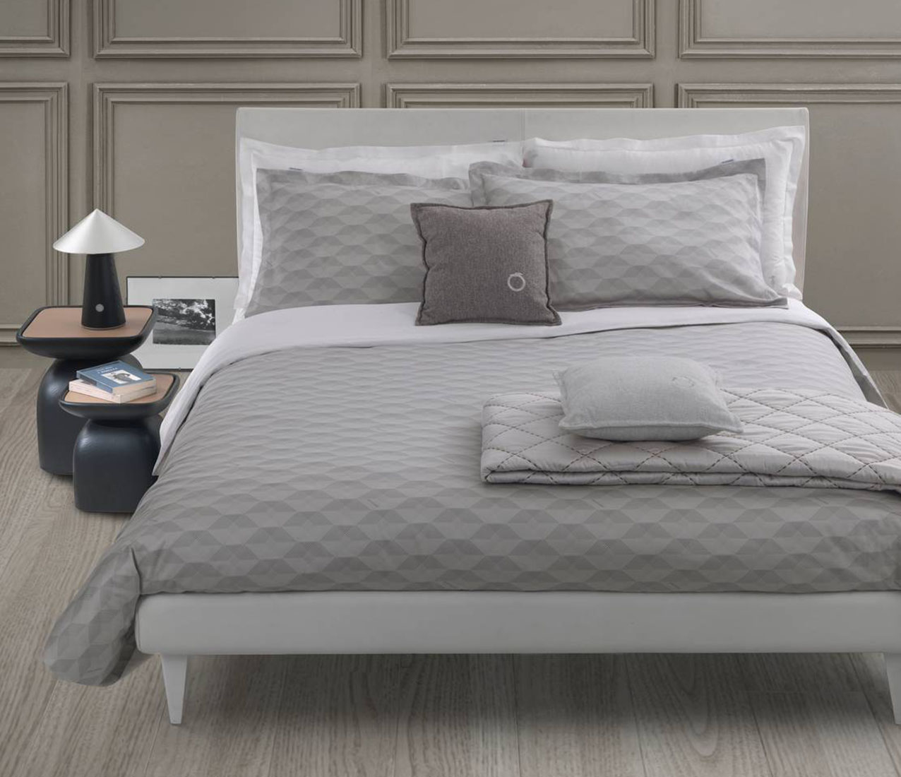 Fa parte della collezione Dotted di Trussardi Casa by Mirabello Carrara il completo copripiumino realizzato in raso di puro cotone in una raffinata tonalità sabbia con un delicato motivo geometrico tono su tono. Prezzo da 465 euro. https://mirabellocarrara.it Fa parte della collezione Dotted di Trussardi Casa by Mirabello Carrara il completo copripiumino realizzato in raso di puro cotone in una raffinata tonalità sabbia con un delicato motivo geometrico tono su tono. Prezzo da 465 euro. https://mirabellocarrara.it