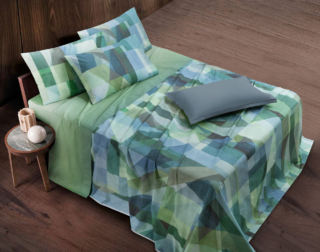 Un motivo decorativo geometrico per il completo lenzuolo-copriletto stampato su tela di puro cotone Mirror della collezione Trendy di Gabel1957 che può essere utilizzate tutto l'anno, non solo nella bella stagione. È prodotto interamente in Italia e certificato STeP by Oeko-Tex; inoltre, è caratterizzato da una doppia stampa, senza balze riportate e fastidiose cuciture. Prezzo 105 euro. https://www.gabel1957.com Un motivo decorativo geometrico per il completo lenzuolo-copriletto stampato su tela di puro cotone Mirror della collezione Trendy di Gabel1957 che può essere utilizzate tutto l'anno, non solo nella bella stagione. È prodotto interamente in Italia e certificato STeP by Oeko-Tex; inoltre, è caratterizzato da una doppia stampa, senza balze riportate e fastidiose cuciture. Prezzo 105 euro. https://www.gabel1957.com
