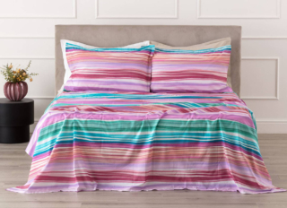 Fresco percalle di puro cotone per il completo matrimoniale Lushana di Riviera in vendita su Carillo Home che rende il letto scenografico e decorativo grazie alle allegre righe in colori vivaci realizzate con stampa digitale. È disponibile in quattro varianti di colore e in tre formati. Il set include un sacco copripiumino e due federe con quattro volants, tutti con il retro in tinta unita. Prezzo 109,90 euro. https://www.carillohome.com Fresco percalle di puro cotone per il completo matrimoniale Lushana di Riviera in vendita su Carillo Home che rende il letto scenografico e decorativo grazie alle allegre righe in colori vivaci realizzate con stampa digitale. È disponibile in quattro varianti di colore e in tre formati. Il set include un sacco copripiumino e due federe con quattro volants, tutti con il retro in tinta unita. Prezzo 109,90 euro. https://www.carillohome.com