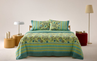 Permette di trasformare il letto nella bella stagione il completo matrimoniale Rapallo Lime della collezione Granfoulard di Bassetti: comprende un lenzuolo sopra, un lenzuolo con angoli e due federe. È realizzato in puro cotone decorato con un motivo paisley floreale dal tratto manuale, acquerellato, nei toni del verde lime e del turchese. Prezzo 125 euro. https://www.bassetti.com Permette di trasformare il letto nella bella stagione il completo matrimoniale Rapallo Lime della collezione Granfoulard di Bassetti: comprende un lenzuolo sopra, un lenzuolo con angoli e due federe. È realizzato in puro cotone decorato con un motivo paisley floreale dal tratto manuale, acquerellato, nei toni del verde lime e del turchese. Prezzo 125 euro. https://www.bassetti.com