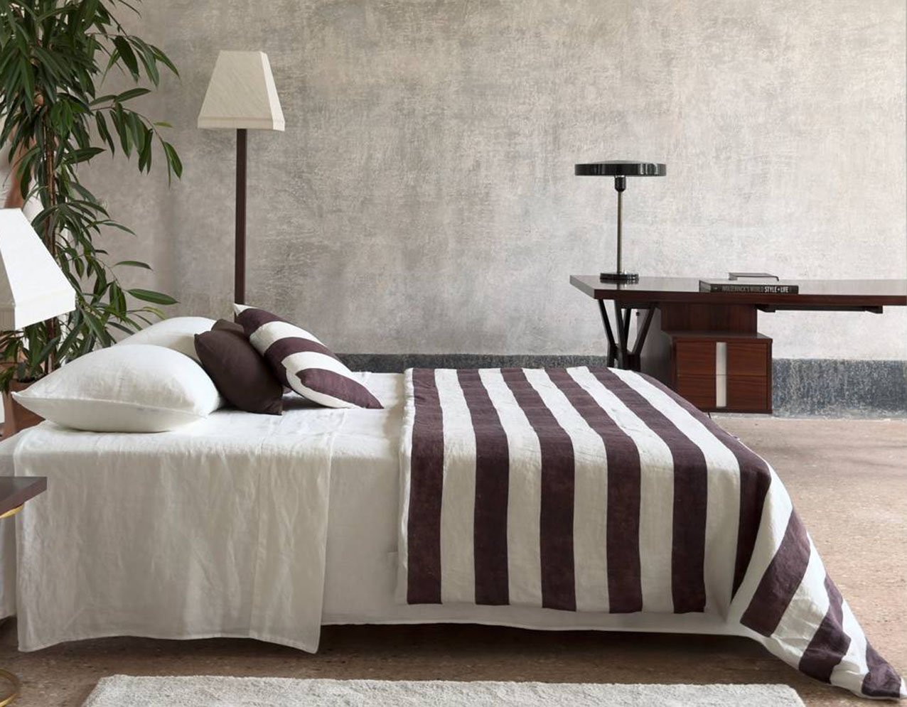 La coperta in lino di Once Milano è decorata da ampie righe stampate color caffé effetto “dipinto a mano” ed è imbottita in poliestere che la rende leggera e morbida. È reversibile e ha l'altro lato realizzato in lino bianco. È disponibile in cinque formati, dal singolo al matrimoniale King, e in tre varianti di colore. Prezzo da 530 euro. https://oncemilano.com La coperta in lino di Once Milano è decorata da ampie righe stampate color caffé effetto “dipinto a mano” ed è imbottita in poliestere che la rende leggera e morbida. È reversibile e ha l'altro lato realizzato in lino bianco. È disponibile in cinque formati, dal singolo al matrimoniale King, e in tre varianti di colore. Prezzo da 530 euro. https://oncemilano.com