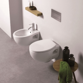 La coppia di sanitari sospesi di Leroy Merlin in ceramica ha finitura bianco lucido. Il vaso misura L 36 x P 44 cm; il bidet misura L 32 x P 26 cm. Prezzo 307,99 euro. www.leroymerlin.it