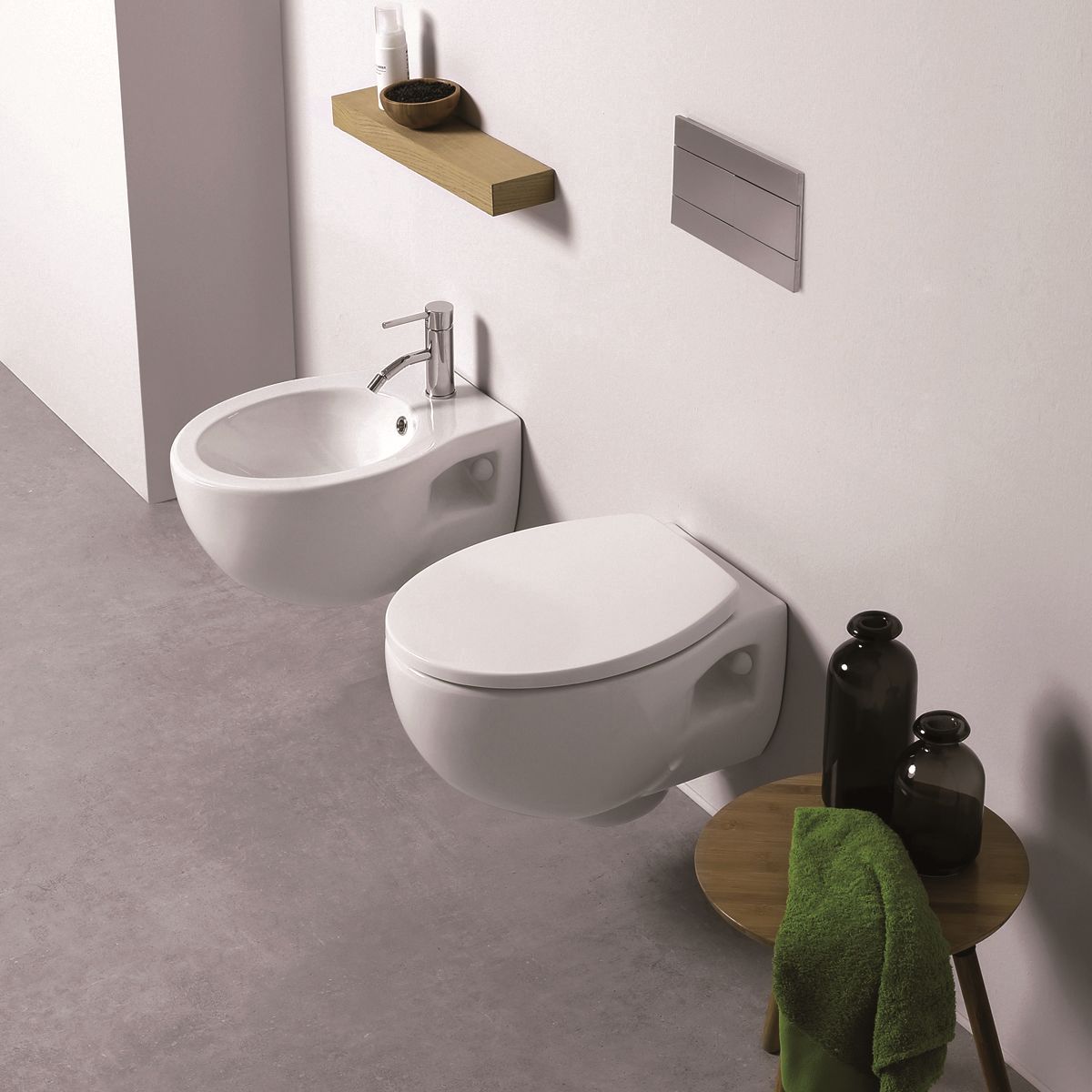 La coppia di sanitari sospesi di Leroy Merlin in ceramica ha finitura bianco lucido. Il vaso misura L 36 x P 44 cm; il bidet misura L 32 x P 26 cm. Prezzo 307,99 euro. www.leroymerlin.it